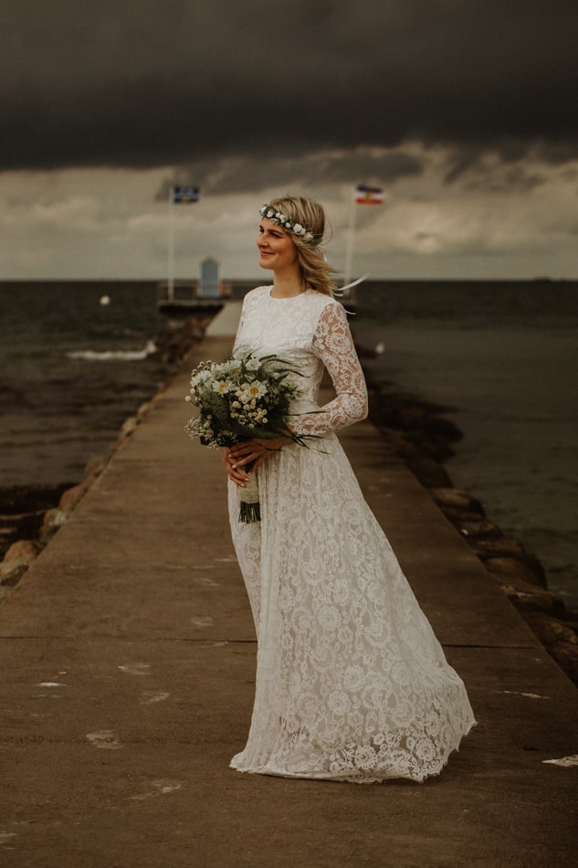 Schöne Braut in Stein am Strand