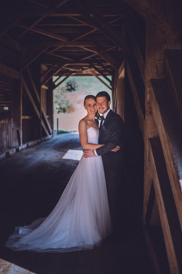 Braut und Bräutigam während Hochzeitsfotoshooting in Appenzell, Schweiz
