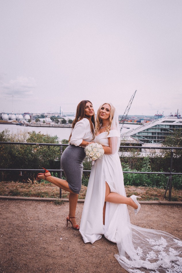 Braut und Trauzeugin während Hochzeitsfotoshooting in Hamburg