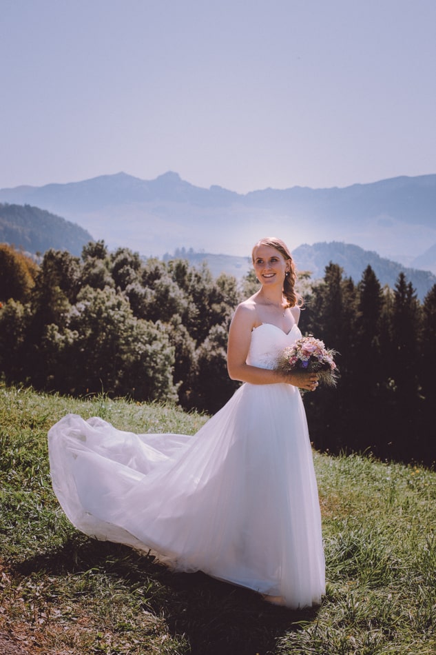 Braut während Hochzeitsfotoshooting in Appenzell, Schweiz
