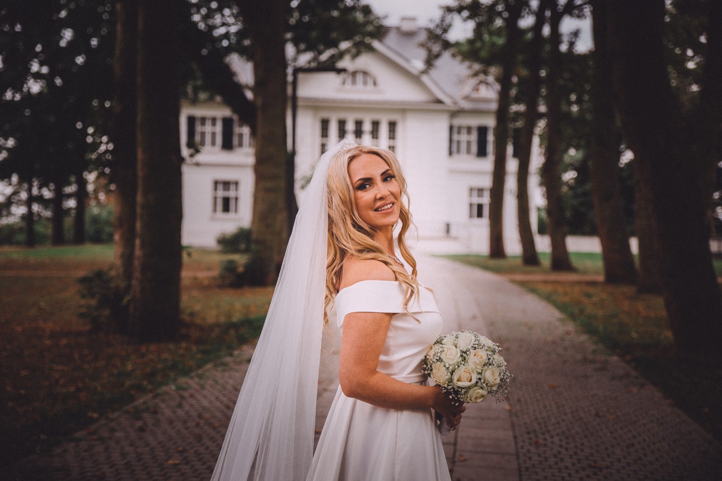 Wunderschöne Braut im Villa im Heinepark