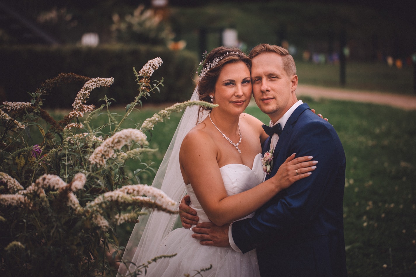 Braut und Bräutigam während Hochzeitsfotoshooting auf dem Hof Viehbrook