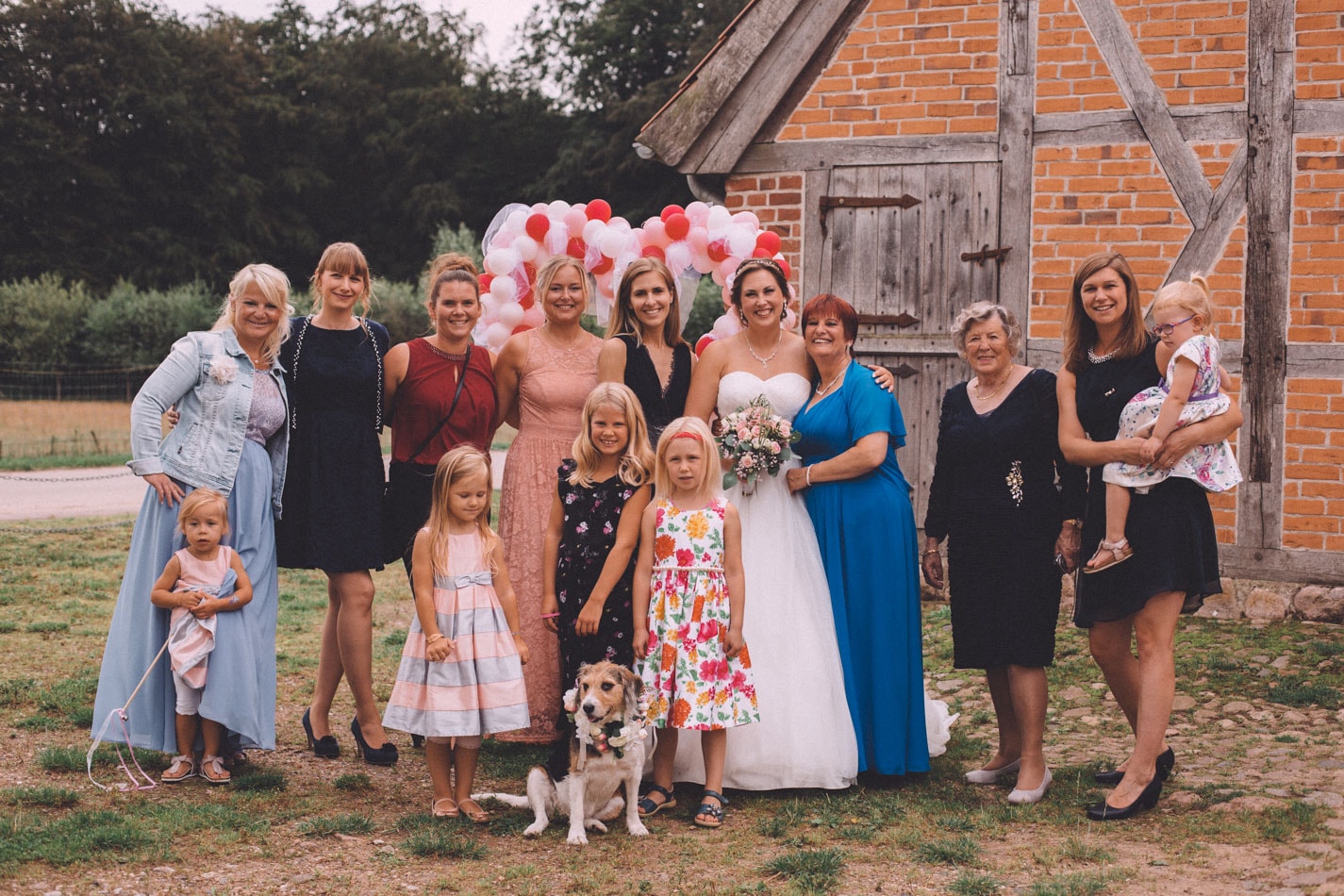 Gruppenfotos während die Hochzeit auf dem Hof Viehbrook