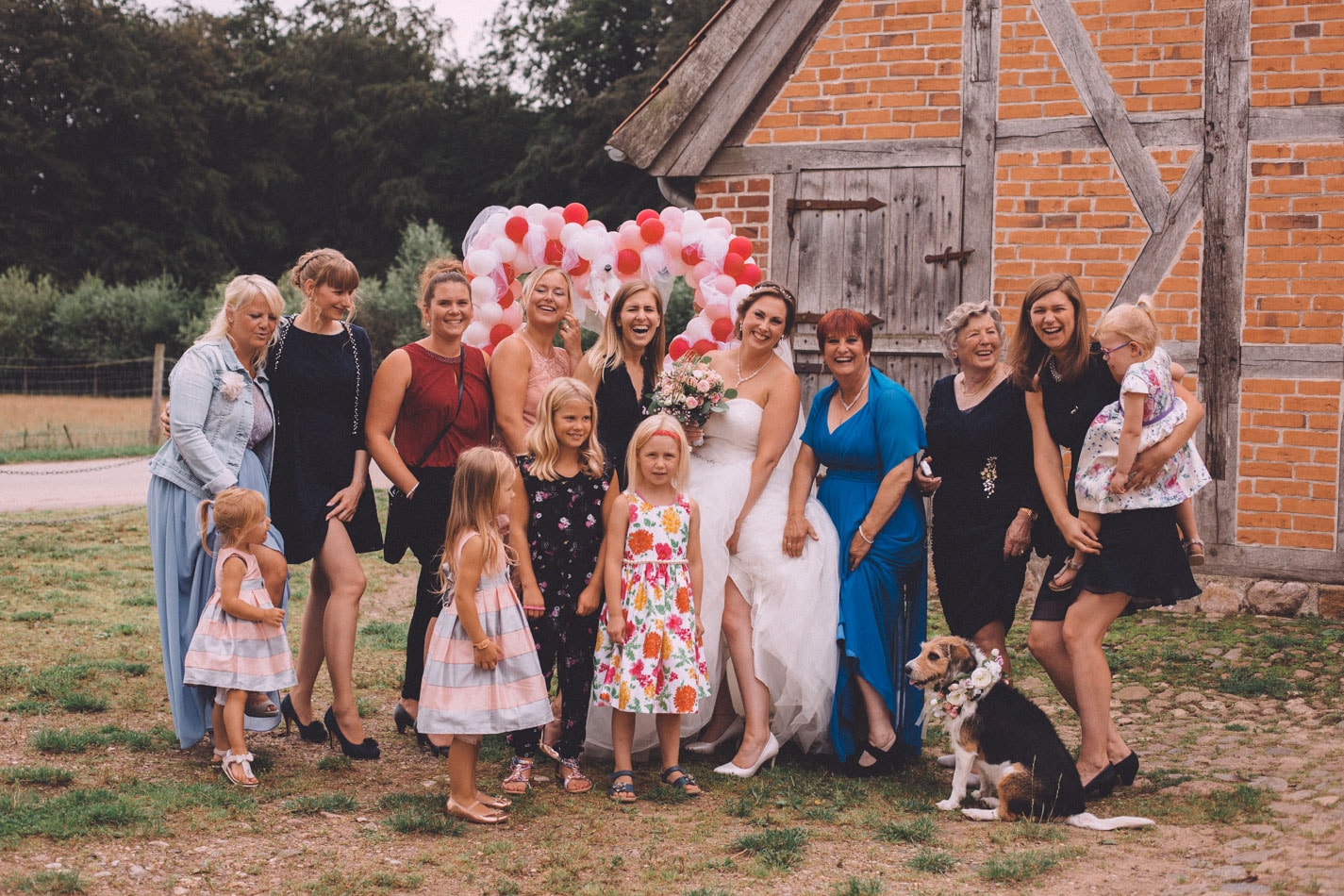 Lustige Hochzeitsfotos während die Hochzeit auf dem Hof Viehbrook