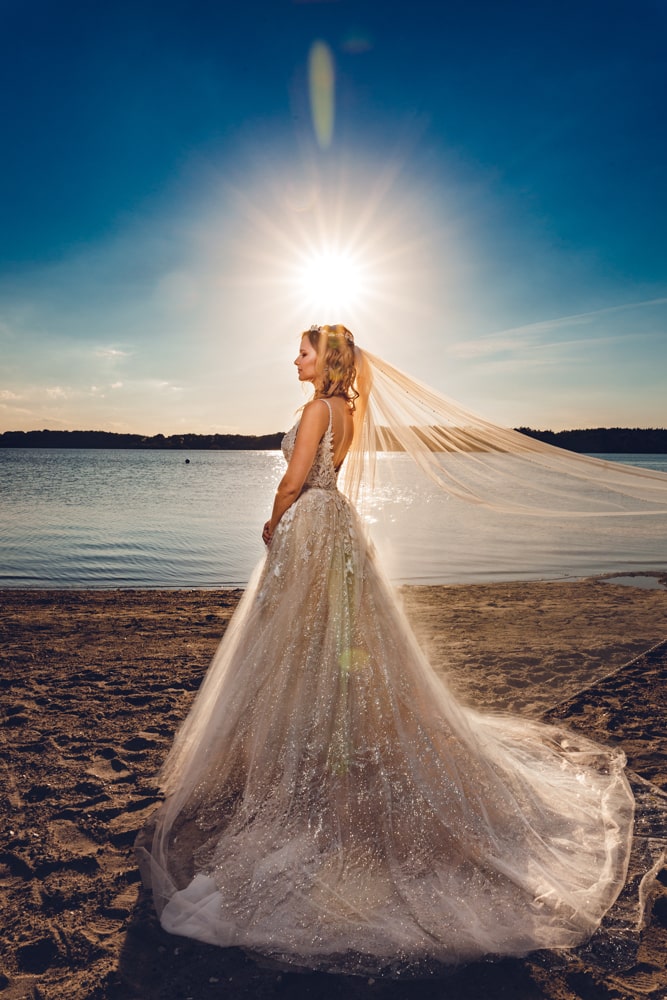 Braut während Hochzeitsfotoshooting in Neumünster am Einfelder See