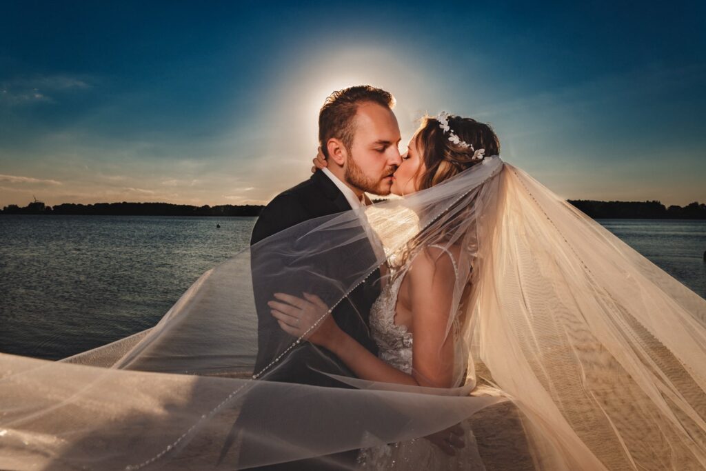 Brautpaar in Einfelder See in Neumünster während Hochzeitsfotoshooting