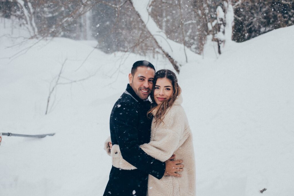 Braut und Bräutigam im Winter in der Schweiz