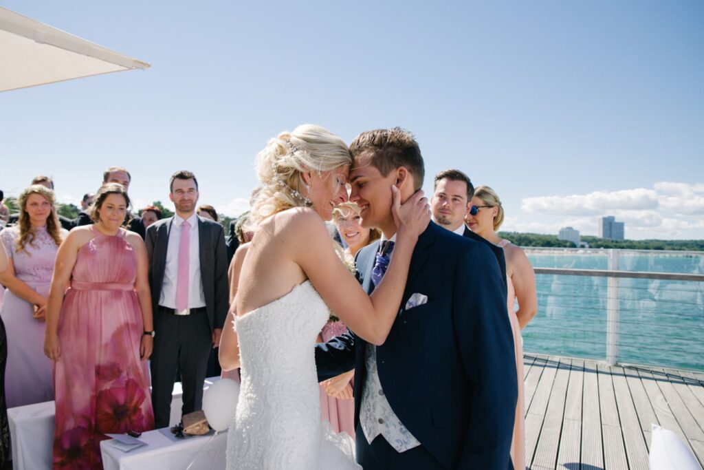Braut und Bräutigam während Hochzeit im Wolkenlos am Timmendorfer Strand