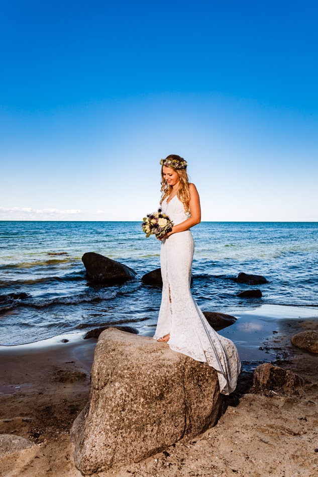 Braut während Hochzeitsfotoshooting auf Fehmarn