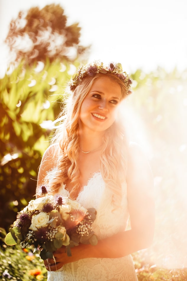Wunderschöne Braut während Hochzeitsfotoshooting auf Fehmarn