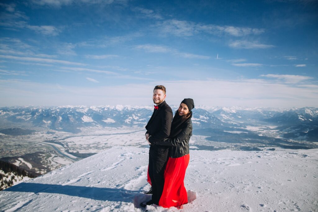 Wunderschöne Verlobungsfotoshooting in die Bergen in der Schweiz